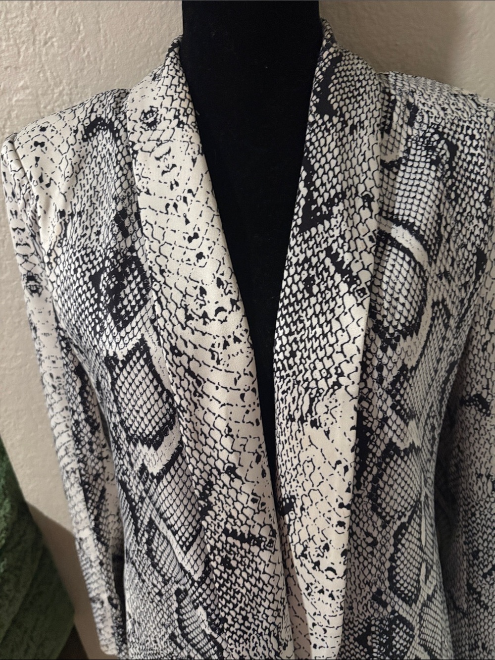 Women's Black & White Snake Print Blazer Jacket - Picture 2 of 6